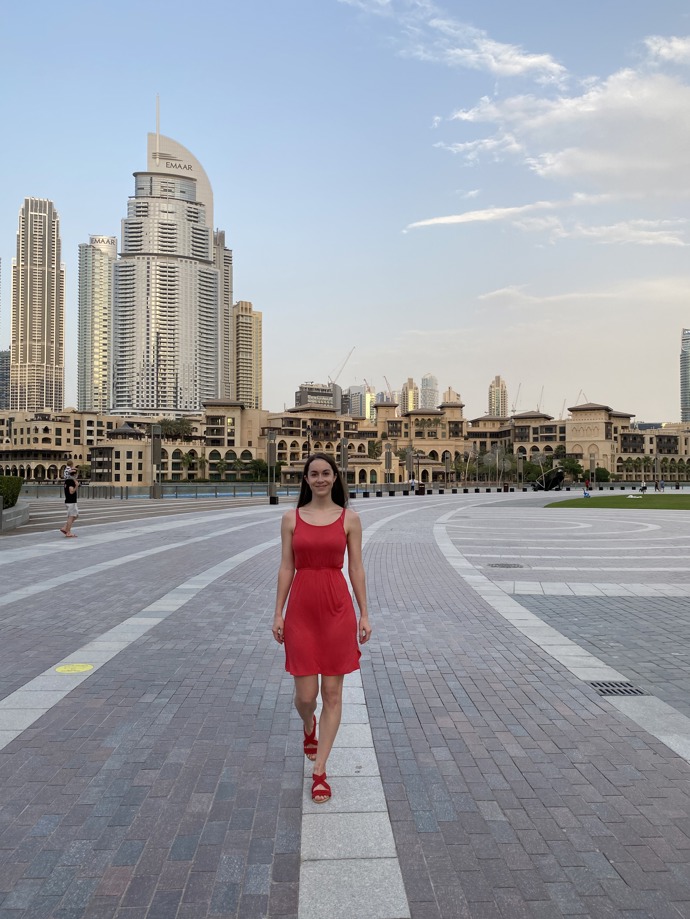 Marika Mikušová na promenádě u Dubai Mall.