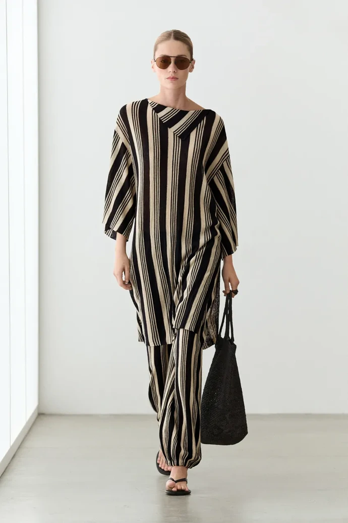Úpletový set Massimo Dutti, kaftan, 2 699 Kč, kalhoty, 2 399 Kč