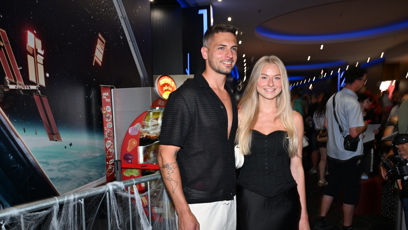 FOTO: Matěj Quitt předvedl lehce rozepnutou košili a s přítelkyní po boku rozdával úsměvy na všechny strany.