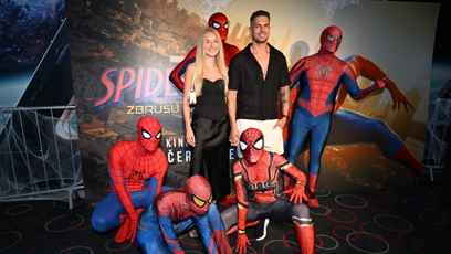 FOTO: Matěj Quitt vyrazil do kina v doprovodu své půvabné přítelkyně a ani oni se nevyhnuli pózování se Spider-Many.