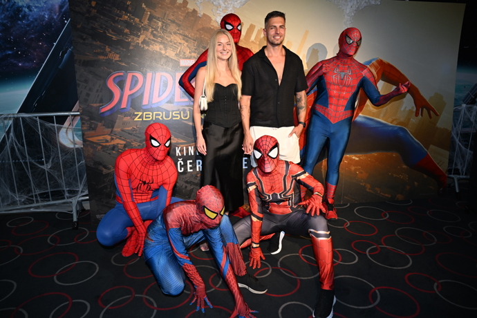 Matěj Quitt vyrazil do kina v doprovodu své půvabné přítelkyně a ani oni se nevyhnuli pózování se Spider-Many.