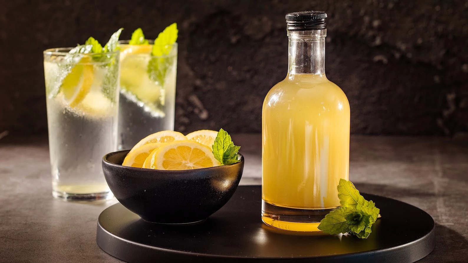 Recept na dávný elixír mládí i moderní balzám na nervy: Proč by vám doma neměl chybět meduňkový sirup