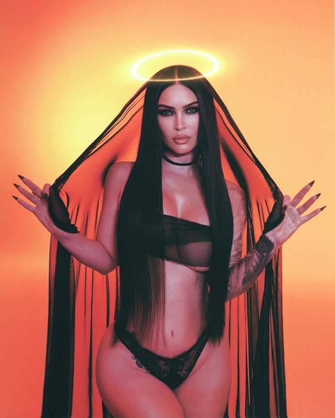 Megan Fox jako ďábel se svatozáří. 