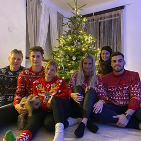 Rodinná pohoda u vánočního stromečku.