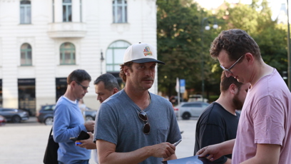FOTO: Starší z bratrů Oliver Hudson ochotně podepisoval fotky fanouškům přímo v centru Prahy.