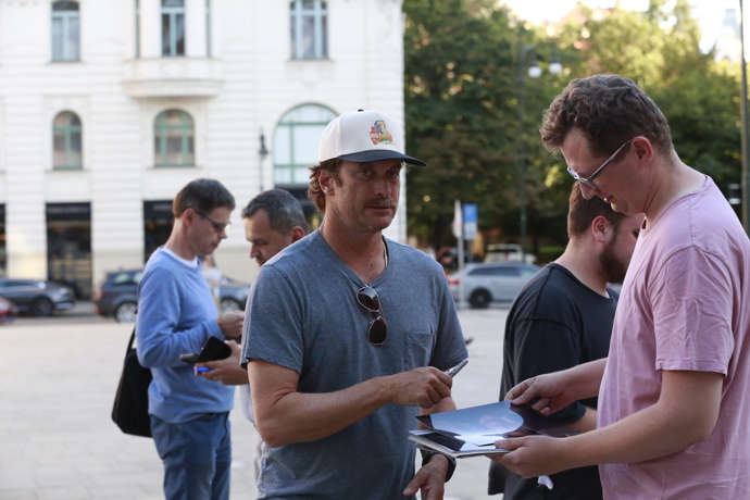 Starší z bratrů Oliver Hudson ochotně podepisoval fotky fanouškům přímo v centru Prahy.