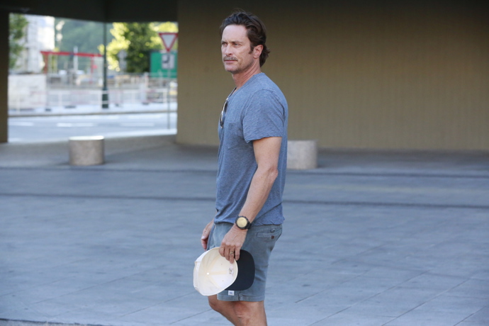 Oliver Hudson v uvolněném letním outfitu.
