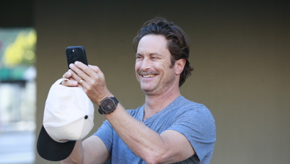 FOTO: Oliver Hudson si momentky z Prahy zaznamenával na telefon.