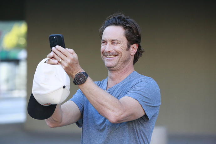 Oliver Hudson si momentky z Prahy zaznamenával na telefon.