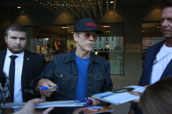 Kevin Bacon v obležení fanoušků.
