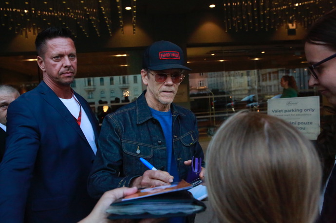 Kevin Bacon ochotně podepisoval fotky fanouškům před hotelem.