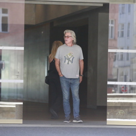 Hollywoodský herec Kurt Russell čekal před hotelem na manželku.