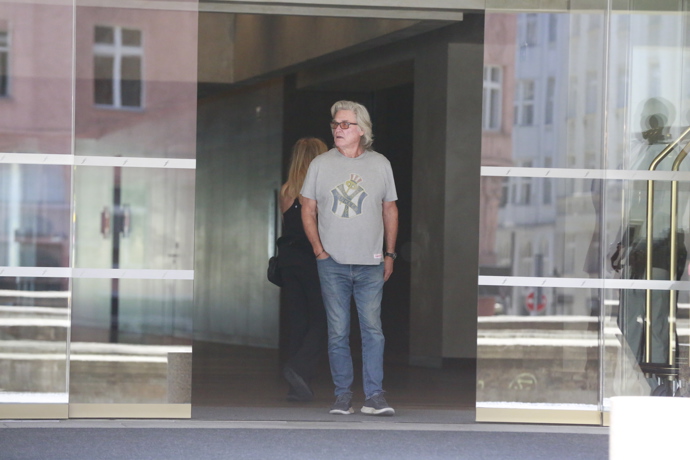 Hollywoodský herec Kurt Russell čekal před hotelem na manželku.
