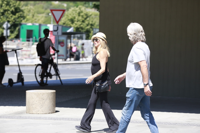 Hollywoodský pár Kurt Russell a Goldie Hawn vyrazili na procházku Prahou.