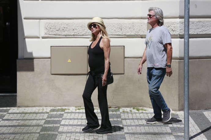Goldie Hawn se kloboukem chrání před sluníčkem. 