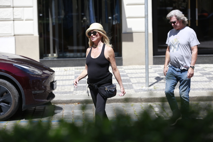 Hollywoodský pár Kurt Russell a Goldie Hawn vyrazili na procházku Prahou.