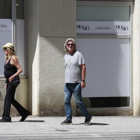Hollywoodský pár Kurt Russell a Goldie Hawn vyrazili na procházku Prahou.