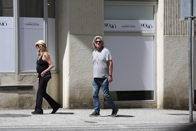 Hollywoodský pár Kurt Russell a Goldie Hawn vyrazili na procházku Prahou.