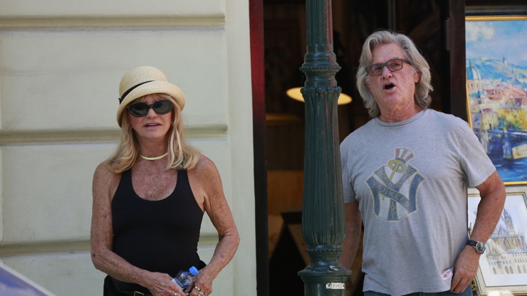 Kurt Russell a Goldie Hawn si užívají klidné pražské uličky. 