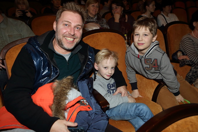 Své syny brával často na velké filmové premiéry. 
