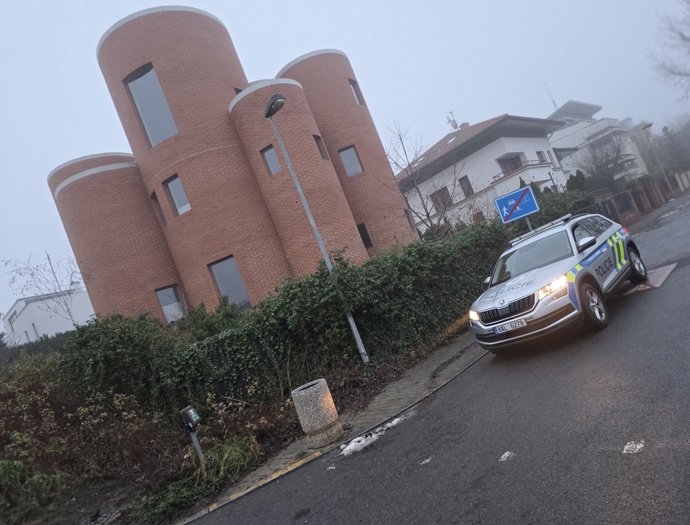 Policie dům před malůvkami hlídala i za pošmourného počasí.