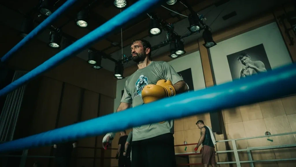 Ve filmu Bojovník hraje Milan Ondrík vysloužilého mistra Evropy a olympijského medailisty v boxu Pavla „Hoffa" Hoffmeistera. Ten se po letech rozhodne vrátit do světa bojových sportů, ale místo boxerského ringu zamíří klece MMA.