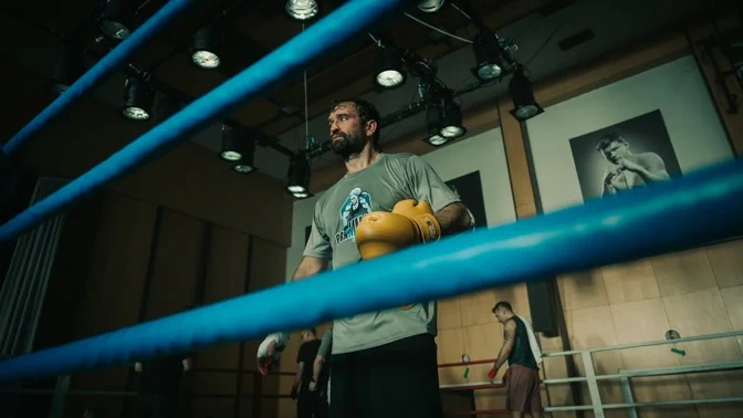 Ve filmu Bojovník hraje Milan Ondrík vysloužilého mistra Evropy a olympijského medailisty v boxu Pavla „Hoffa" Hoffmeistera. Ten se po letech rozhodne vrátit do světa bojových sportů, ale místo boxerského ringu zamíří klece MMA.