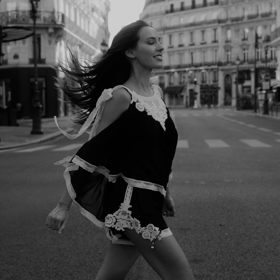 Charlotte Gottová v krátkých šatech s krajkou pózuje přímo uprostřed liduprázdné francouzské metropole.