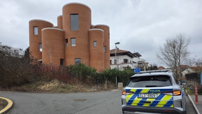 FOTO: Policie před Okamurovým domem hlídkovala dlouhé měsíce nonstop. Se zapnutým motorem.