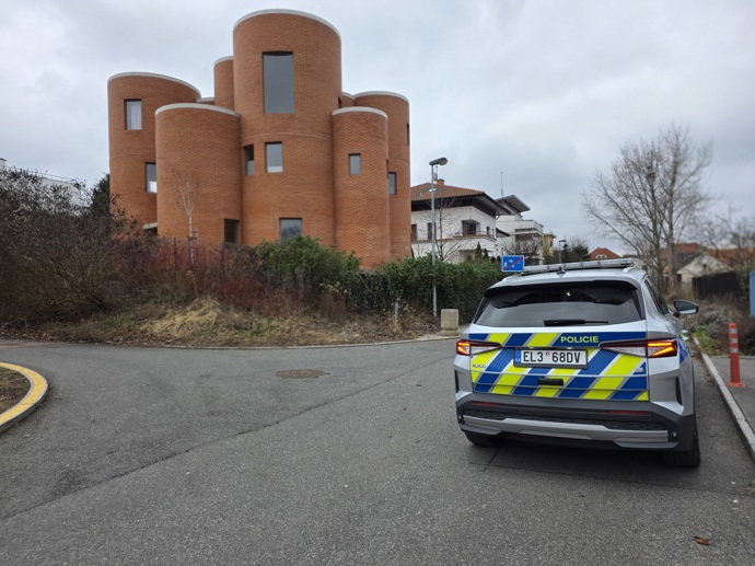 Policie před Okamurovým domem hlídkovala dlouhé měsíce nonstop. Se zapnutým motorem.