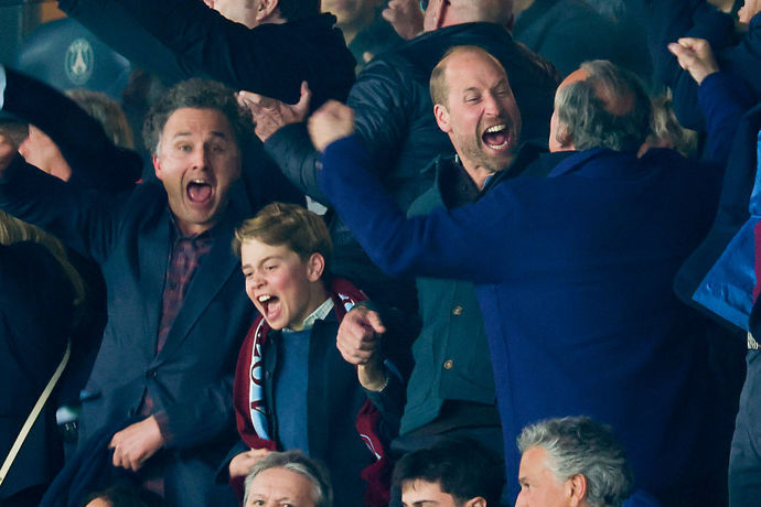 S otcem jsou skalními fanoušky Aston Ville, zde na zápasu s Paris Saint Germain v roce 2025 S otcem jsou skalními fanoušky Aston Ville, zde na zápasu s Paris Saint Germain v roce 2025