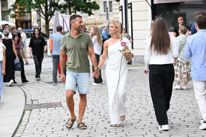 Petra Svoboda se procházela po kolonádě se svým novým partnerem Martinem. 