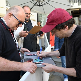Jesse Eisenberg se podepsal fanouškům.