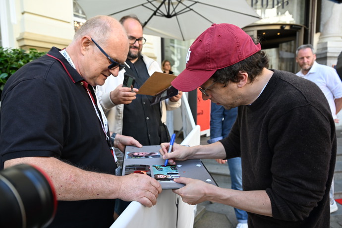 Jesse Eisenberg se podepsal fanouškům.