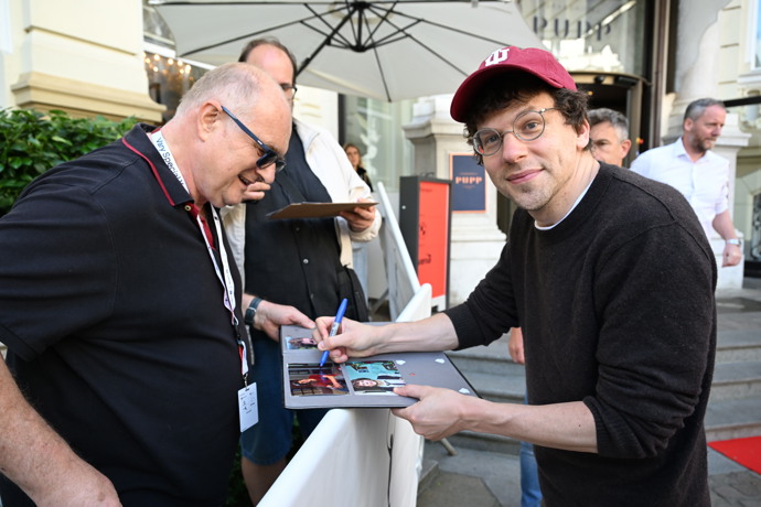 Jesse Eisenberg se podepisoval fanouškům.