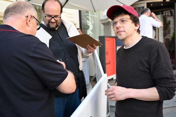 Jesse Eisenberg se podepsal fanouškům.