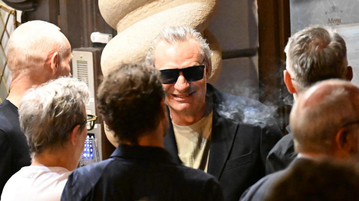 Jiří Macháček si dal s přáteli společnou cigaretu.