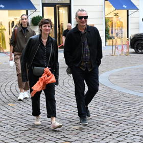 Jiří Macháček dorazil do Karlových Varů začátkem týdne i s partnerkou Kristinou Dufkovou. Všechny překvapil nejen tím, že vynechal slavnostní zahájení, ale také nezvykle dlouhými, prošedivělými vlasy.