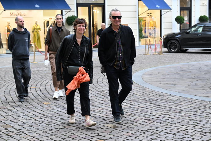Jiří Macháček dorazil do Karlových Varů začátkem týdne i s partnerkou Kristinou Dufkovou. Všechny překvapil nejen tím, že vynechal slavnostní zahájení, ale také nezvykle dlouhými, prošedivělými vlasy.