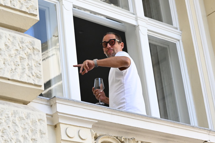 Janek Bartoška v okně hotelu Pupp.