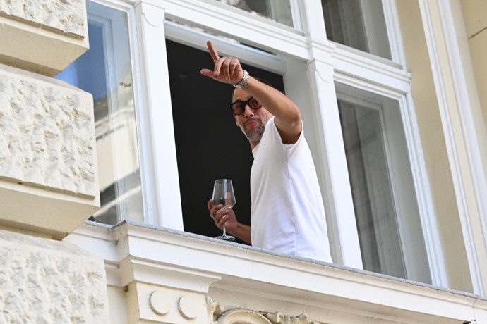 Janek Bartoška zamával fotografům.