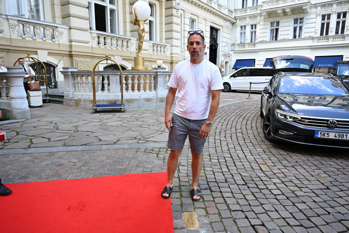 Janek Bartoška kontroluje červený koberec.