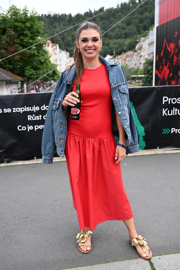 K rudým maxišatům nosí Denisa Pfauserová džínovou bundičku. 