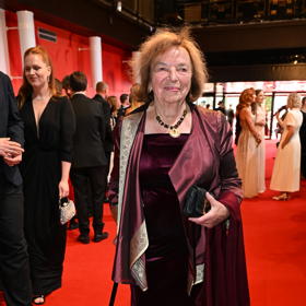 Livia Klausová na červeném koberci.