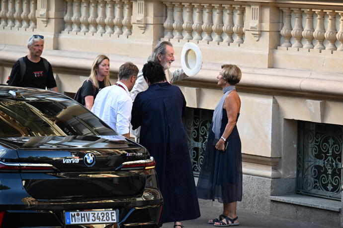 Bolek Polívka na přivítanou sejmul svůj pověstný klobou.