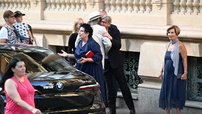 FOTO: Bolek Polívka se zdraví s Jiřím Strachem.