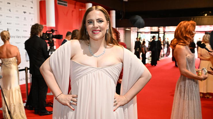 Petra Nesvačilová na červeném koberci.
