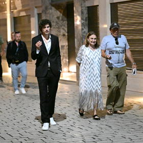 Eva Holubová s dcerou Karolínou a Matějem Paprčiakem.