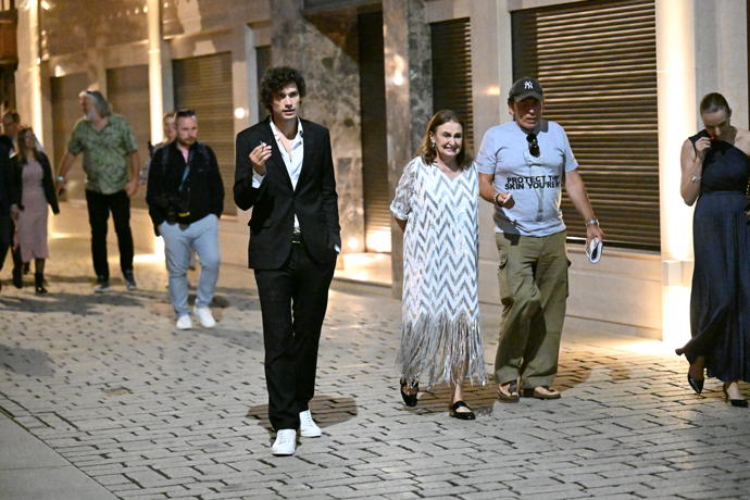 Eva Holubová s dcerou Karolínou a Matějem Paprčiakem.