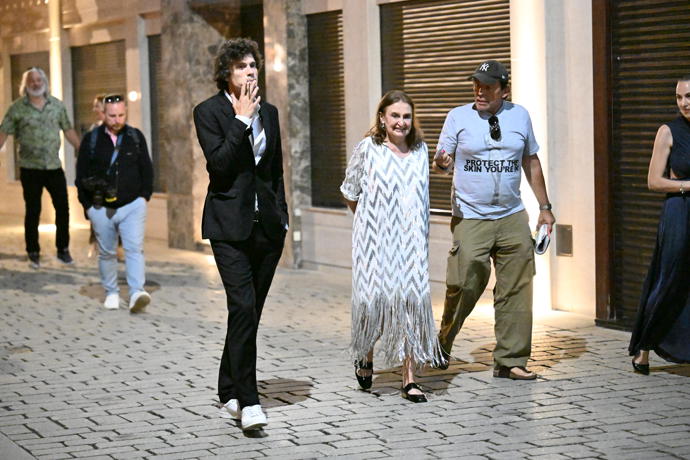 Eva Holubová s dcerou Karolínou a Matějem Paprčiakem.